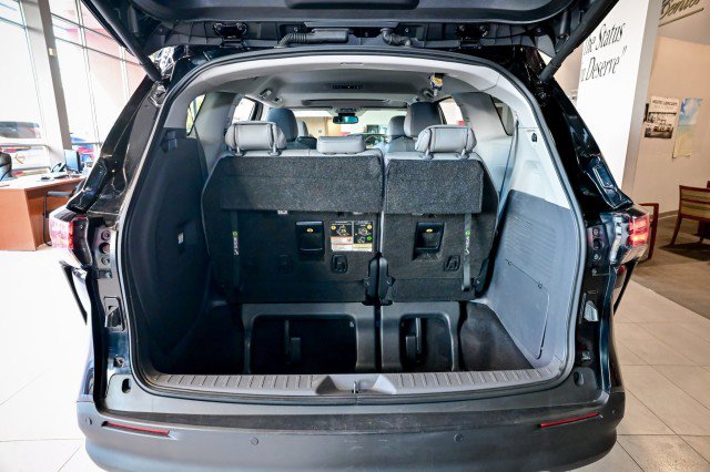 Used 2023 Toyota Sienna XLE FWD image 21