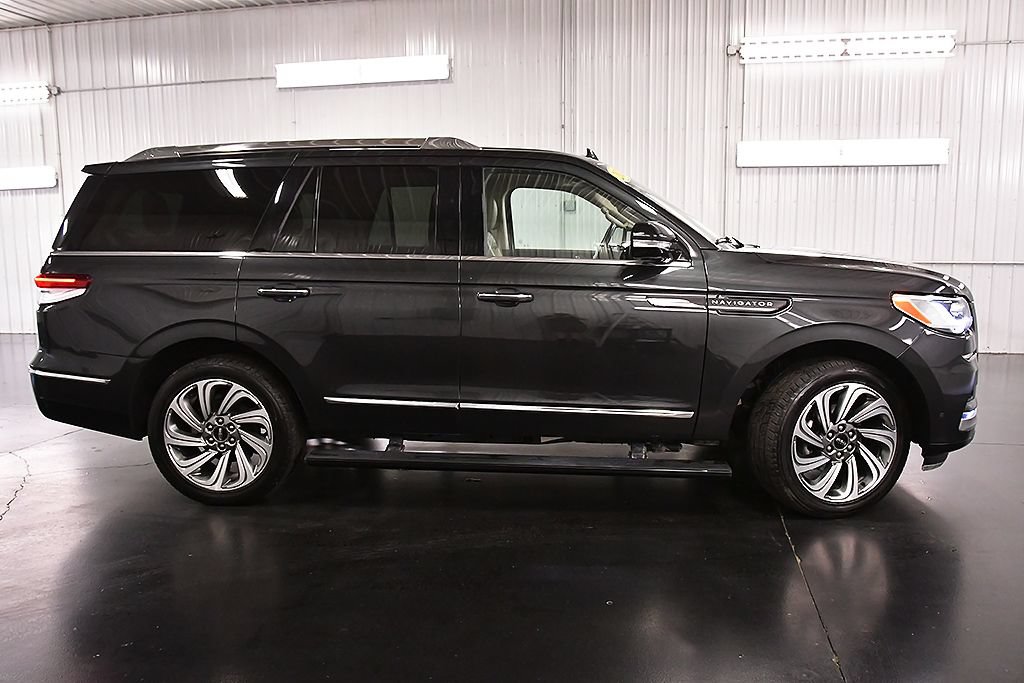 Used 2024 Lincoln Navigator Reserve AWD/4WD image 9