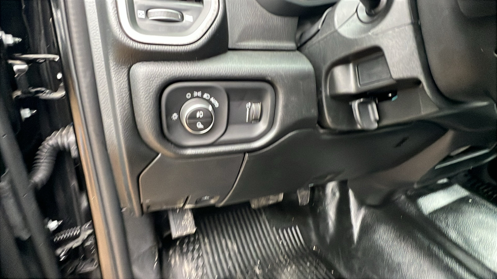 New 2026 RAM 2500 Tradesman w/ Chrome Appearance Group AWD/4WD image 21