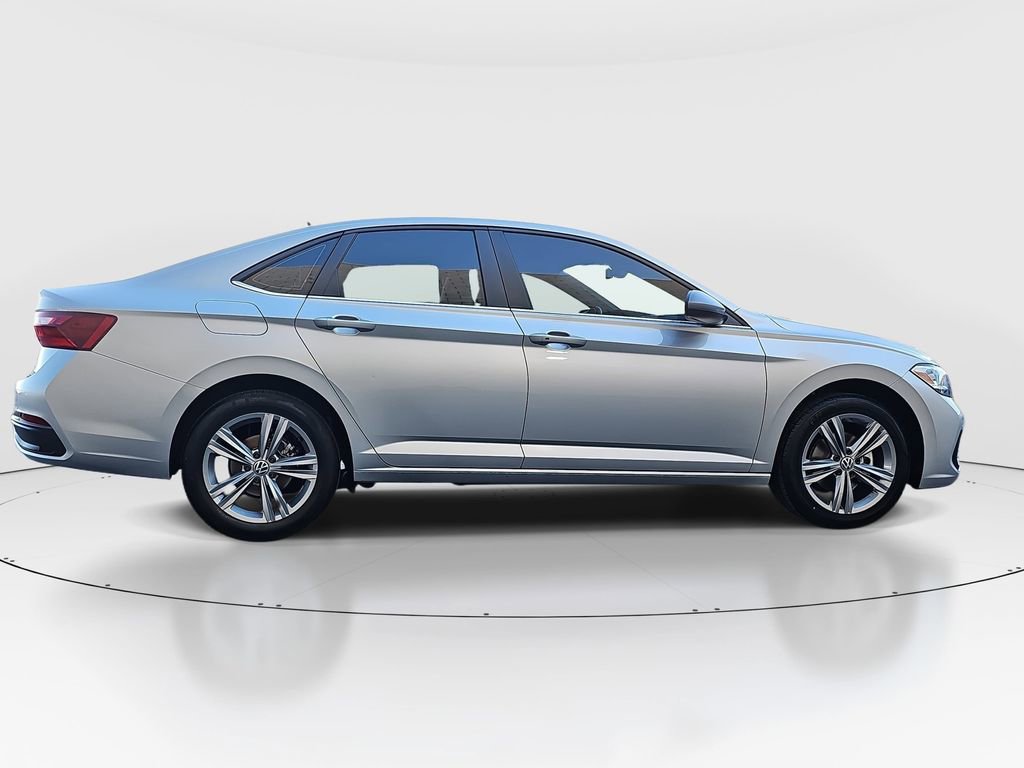 Used 2024 Volkswagen Jetta SE image 4