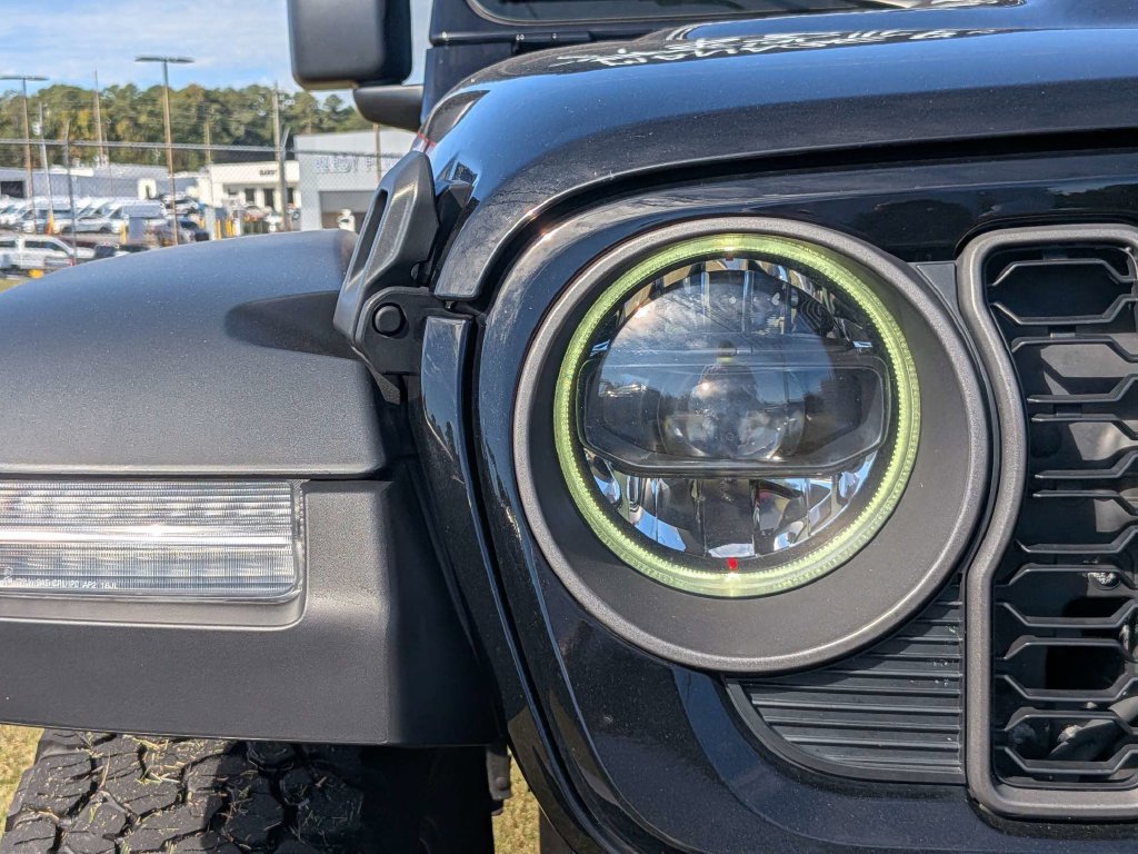 Used 2025 Jeep Wrangler Unlimited Rubicon AWD/4WD image 9