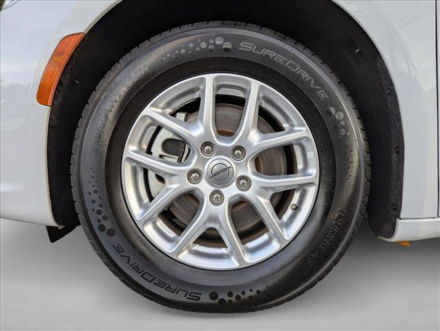 Used 2023 Chrysler Pacifica Touring-L image 23