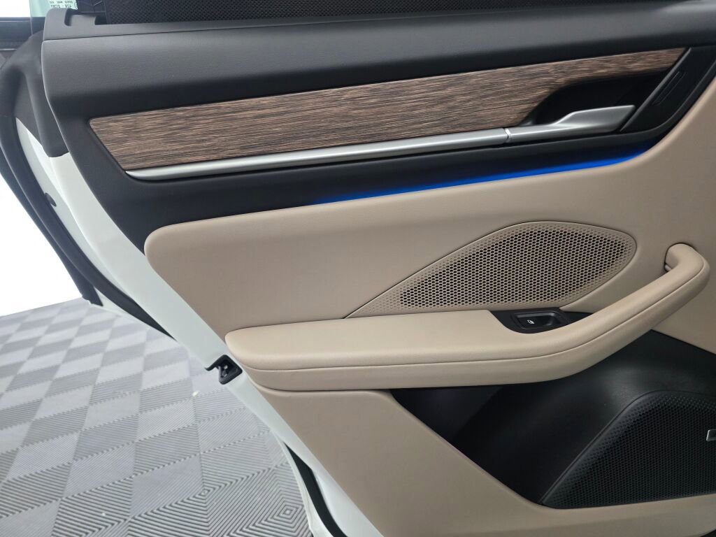 Certified 2025 Porsche Macan Electric image 22