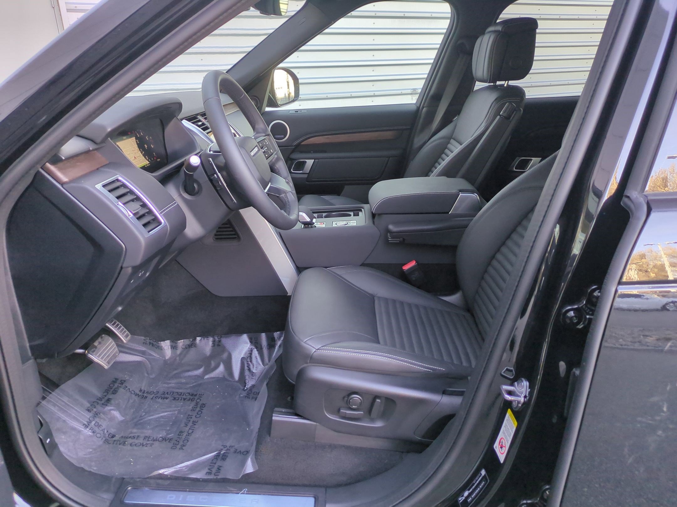 Used 2025 Land Rover Discovery Dynamic SE image 24