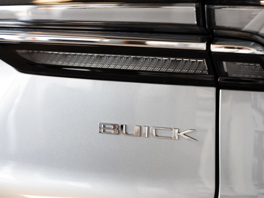 Used 2025 Buick Enclave Avenir AWD/4WD image 8