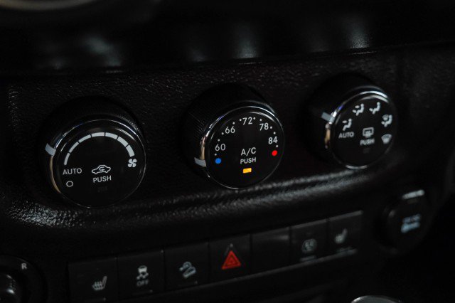 Used 2013 Jeep Wrangler Unlimited Rubicon image 24