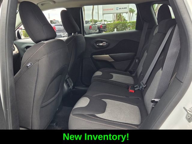Used 2018 Jeep Cherokee Latitude w/ Altitude Package FWD image 11