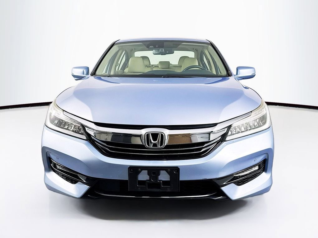 Used 2017 Honda Accord Touring image 2