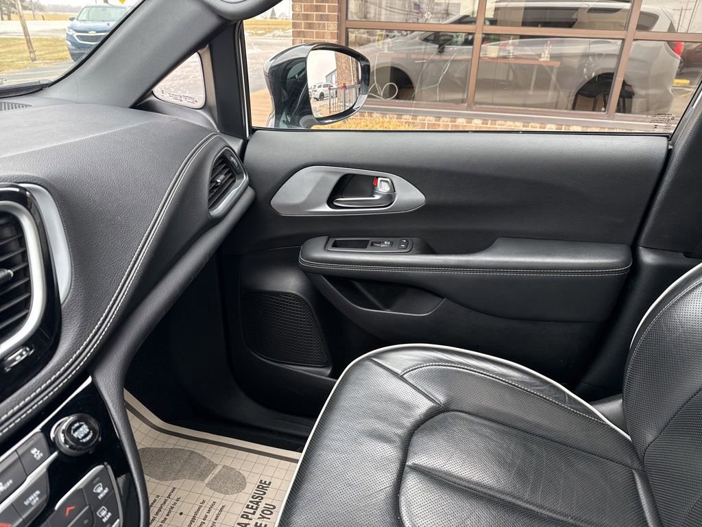 Used 2025 Chrysler Pacifica Limited image 60