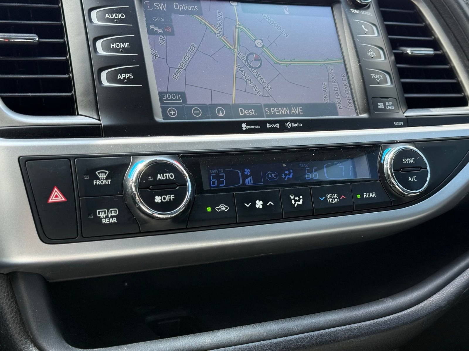 Used 2017 Toyota Highlander SE AWD/4WD image 25