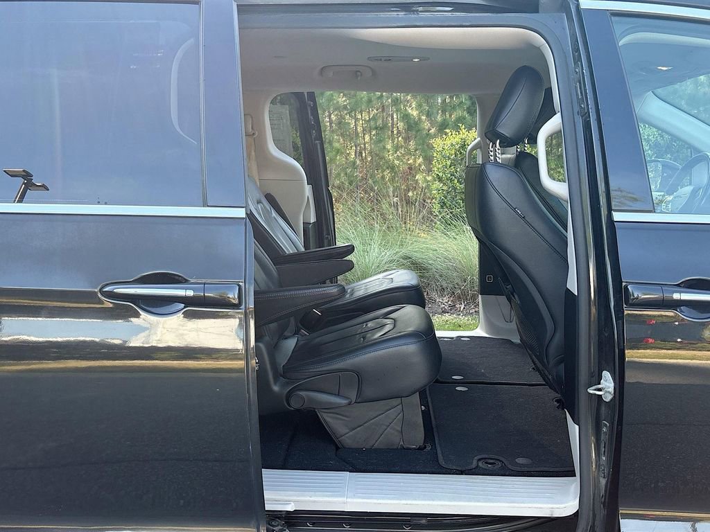 Used 2019 Chrysler Pacifica Touring-L image 11
