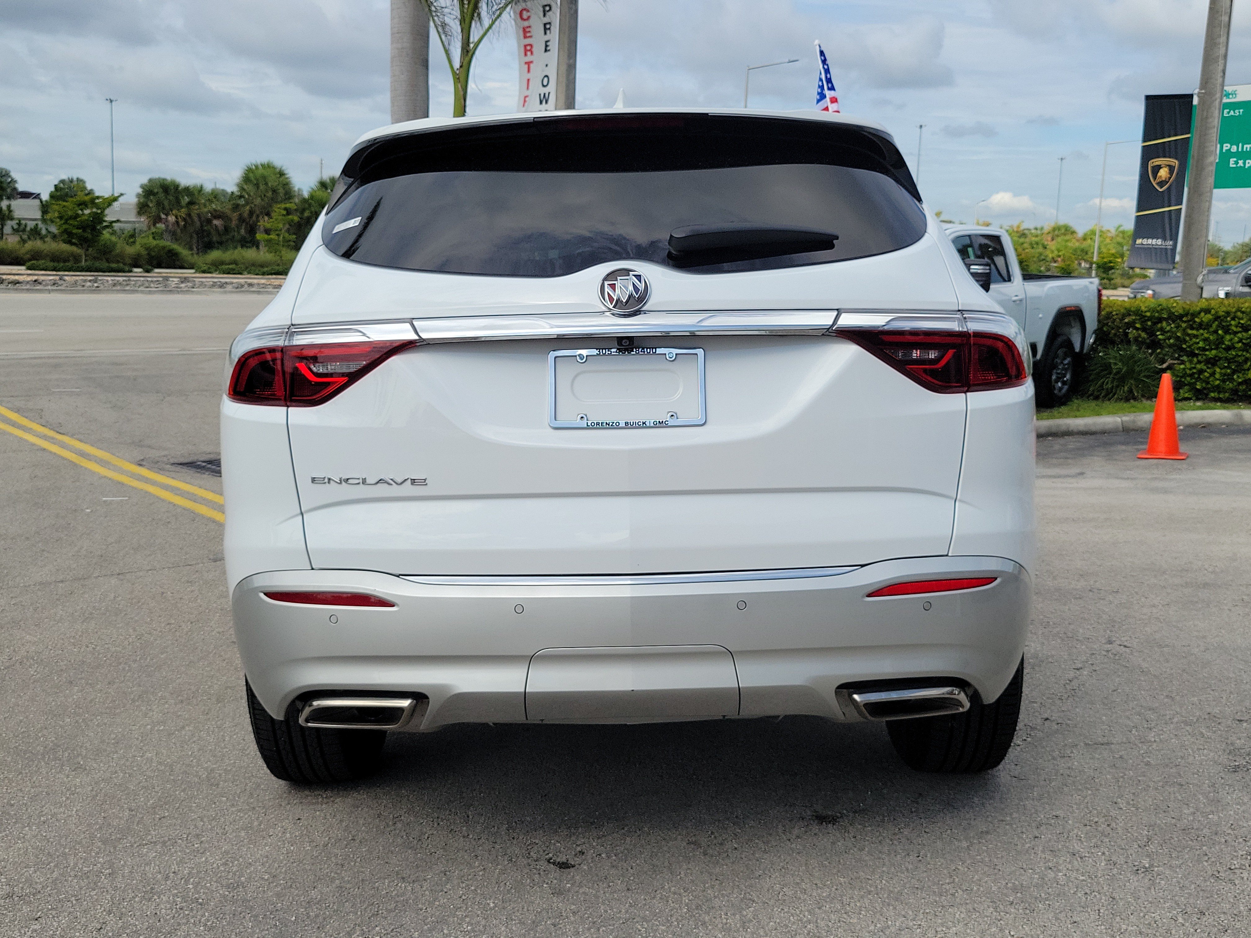 Used 2024 Buick Enclave Essence FWD image 6