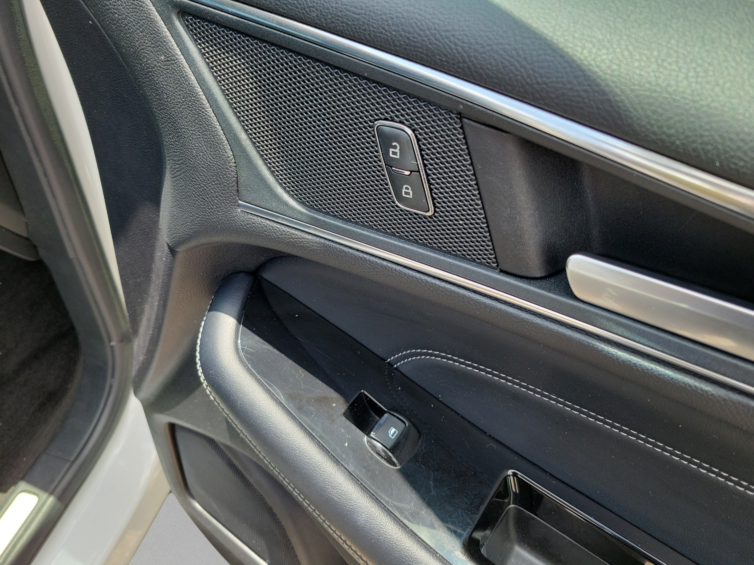 Used 2018 Ford Edge Titanium FWD image 22