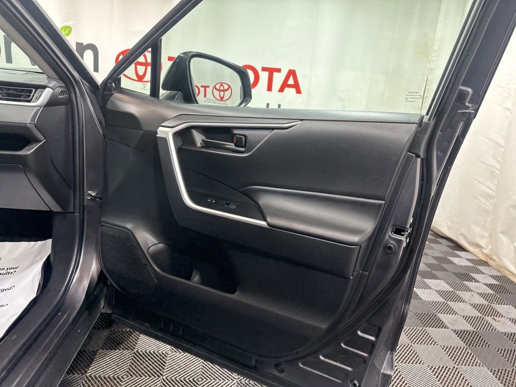Used 2022 Toyota RAV4 LE image 10