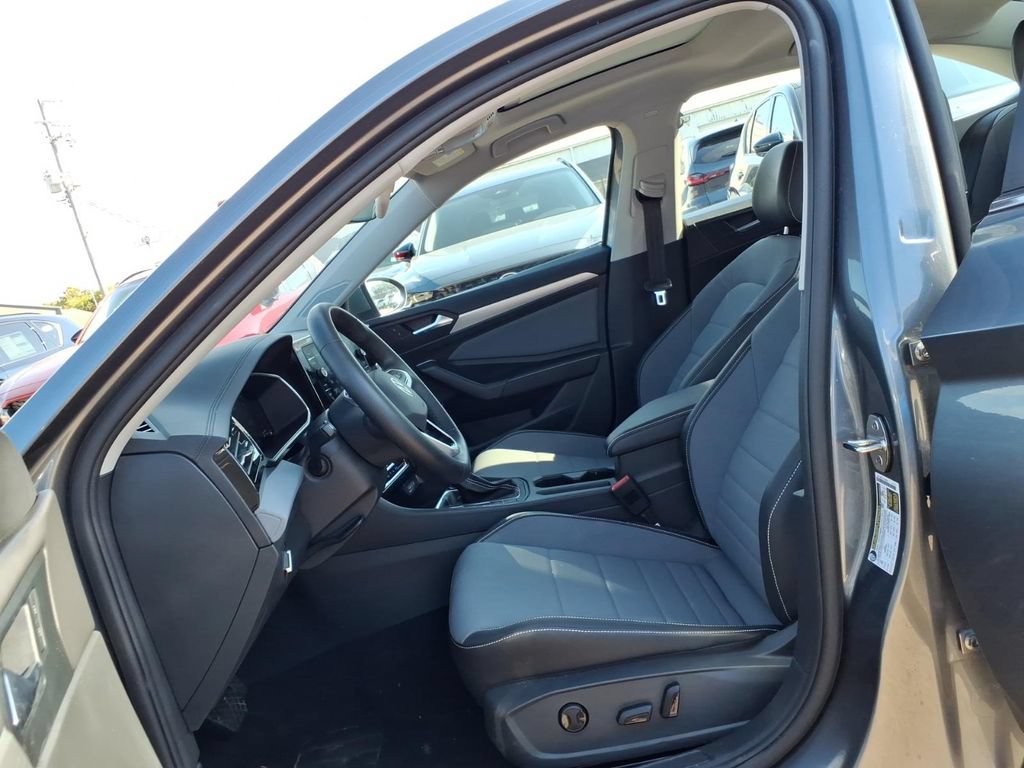 Used 2025 Volkswagen Jetta SE w/ Sunroof Package FWD image 17