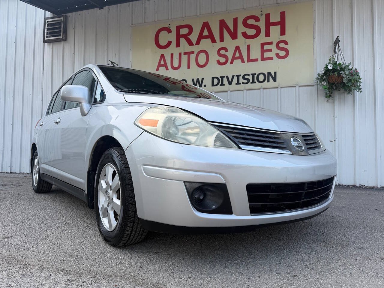 Used 2009 Nissan Versa Hatchback w/ Convenience Pkg FWD image 1