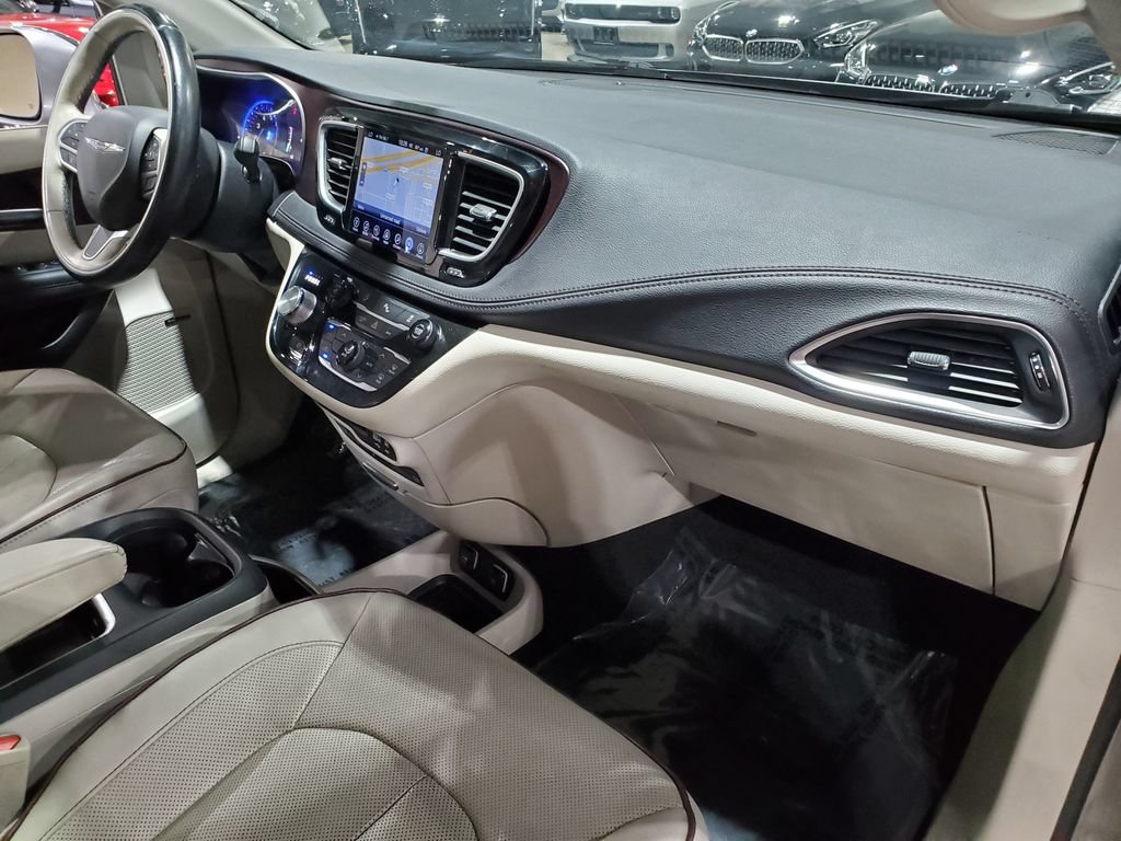 Used 2017 Chrysler Pacifica Limited FWD image 14