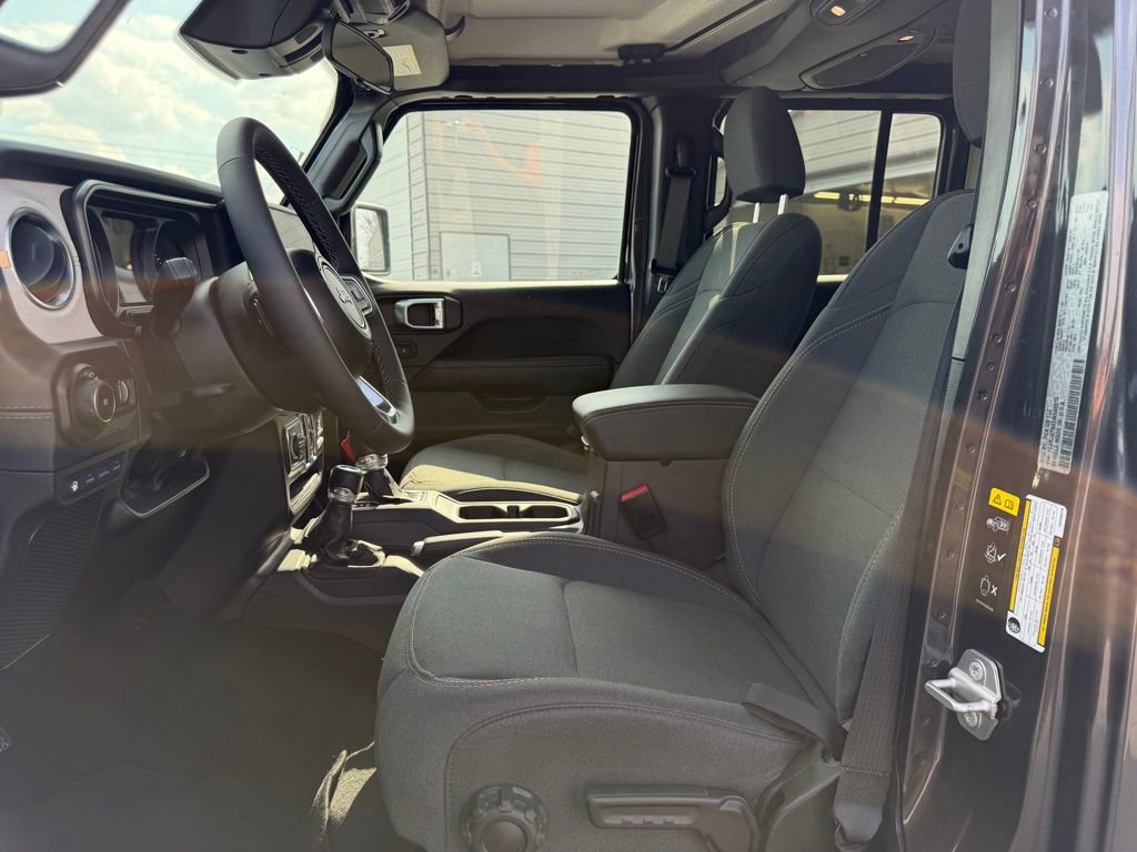 Used 2025 Jeep Wrangler Unlimited Sahara image 13