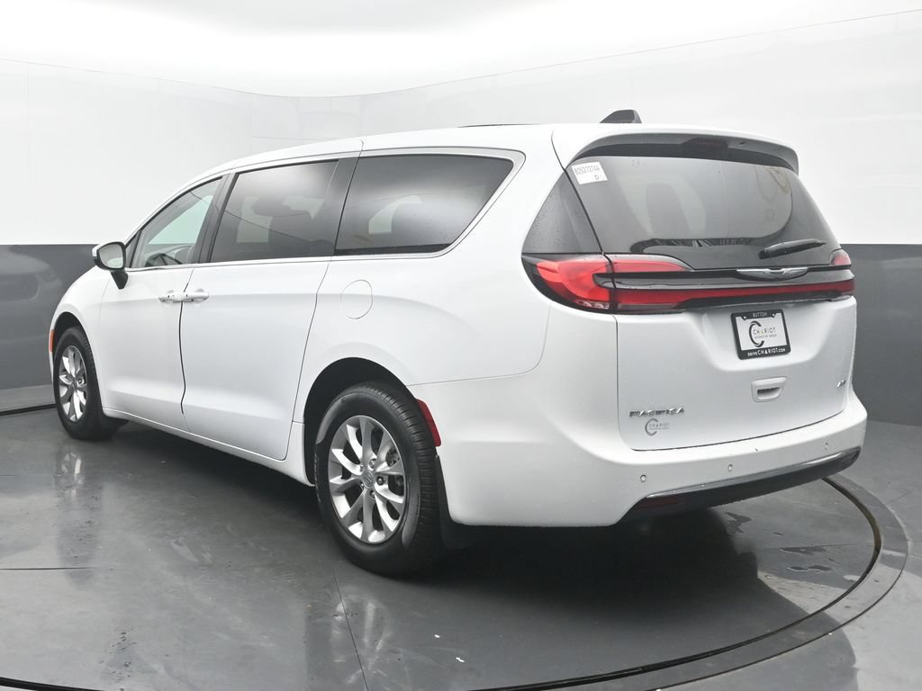 Used 2023 Chrysler Pacifica Touring-L AWD/4WD image 5