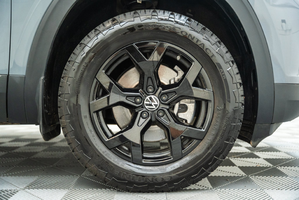 Used 2025 Volkswagen Atlas Peak Edition SE AWD/4WD image 21