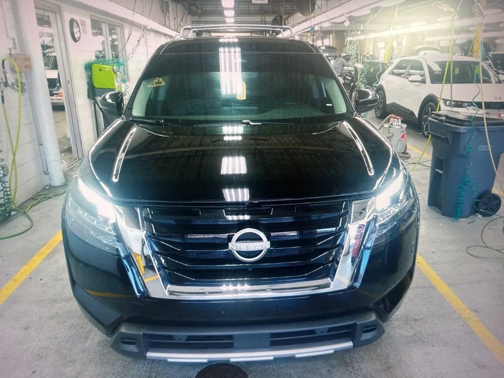 Used 2025 Nissan Pathfinder SL image 3