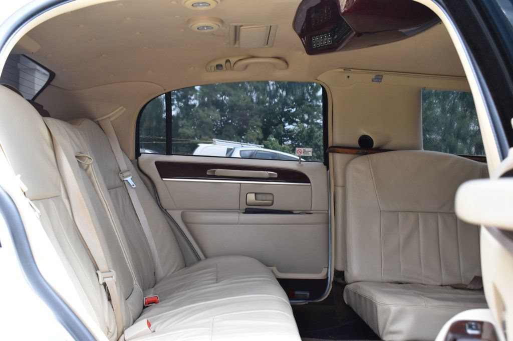 Used 2007 Lincoln Town Car Executive RWD image 17