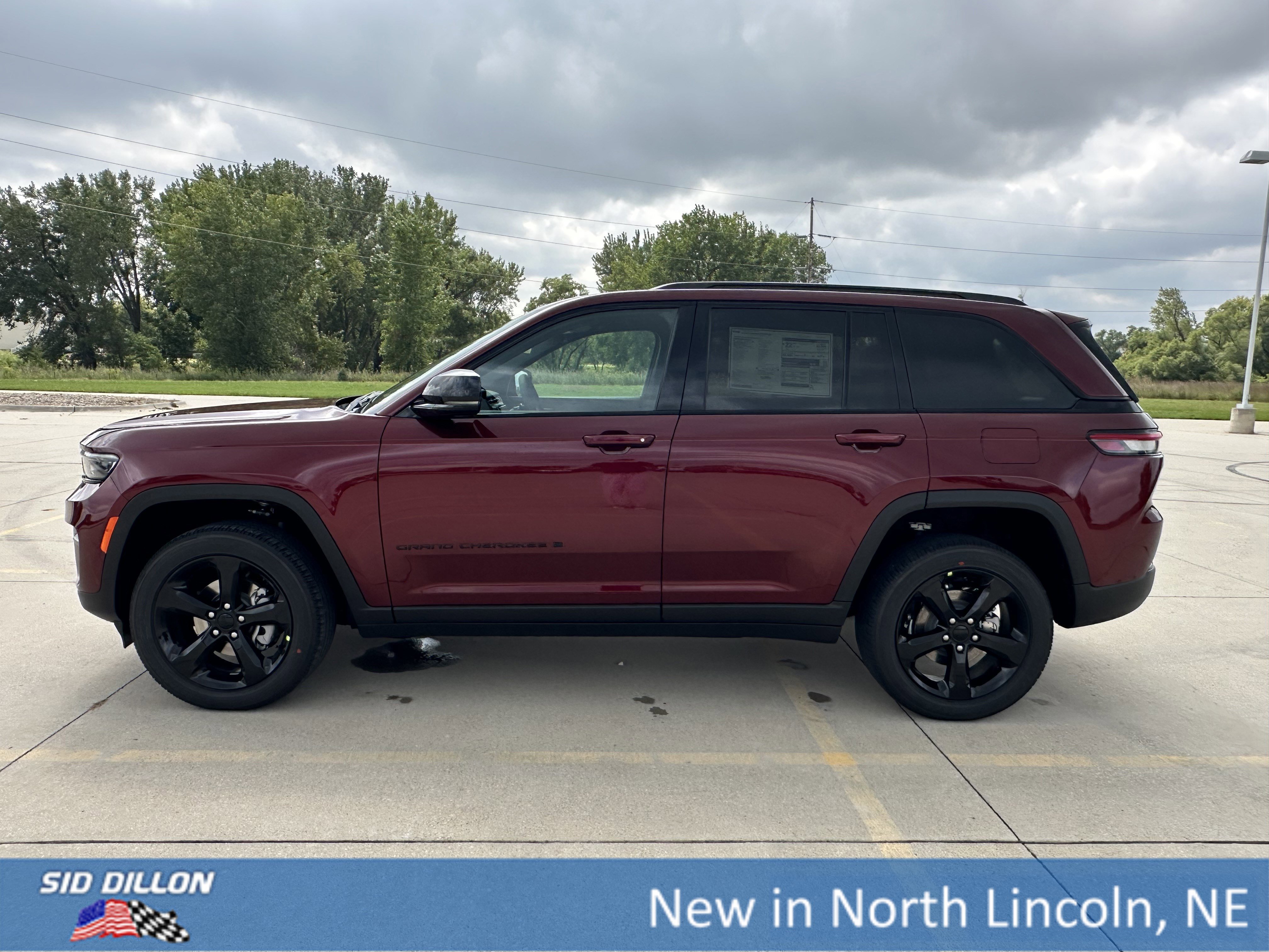 New 2025 Jeep Grand Cherokee Altitude image 2