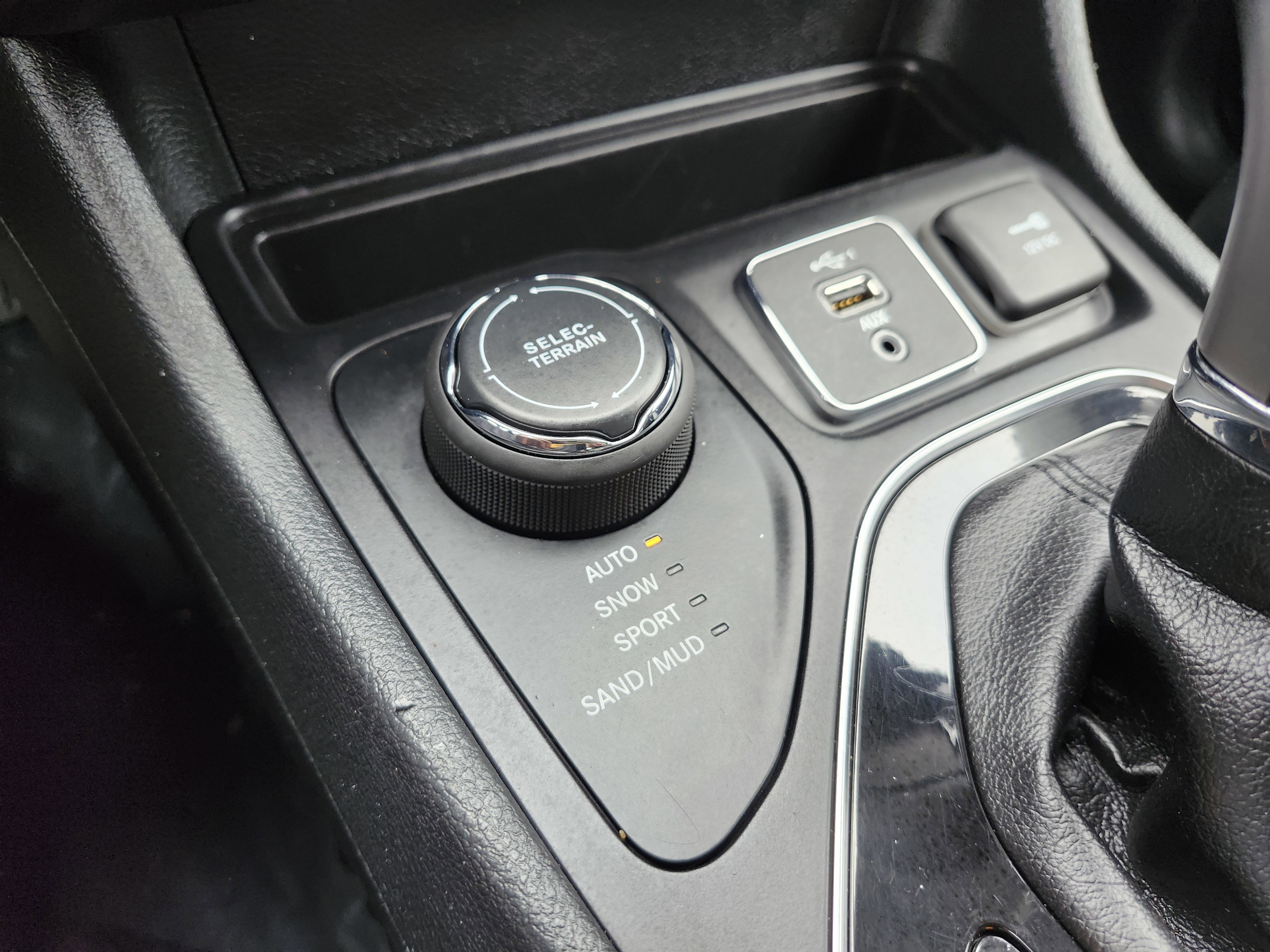 Used 2019 Jeep Cherokee Overland AWD/4WD image 34