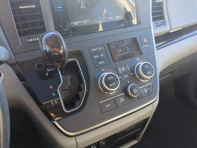 Used 2015 Toyota Sienna XLE image 14