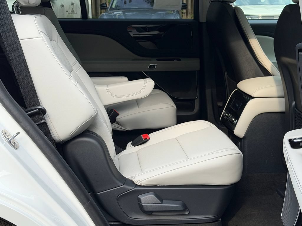New 2026 Lincoln Aviator AWD w/ Jet Appearance Package image 18