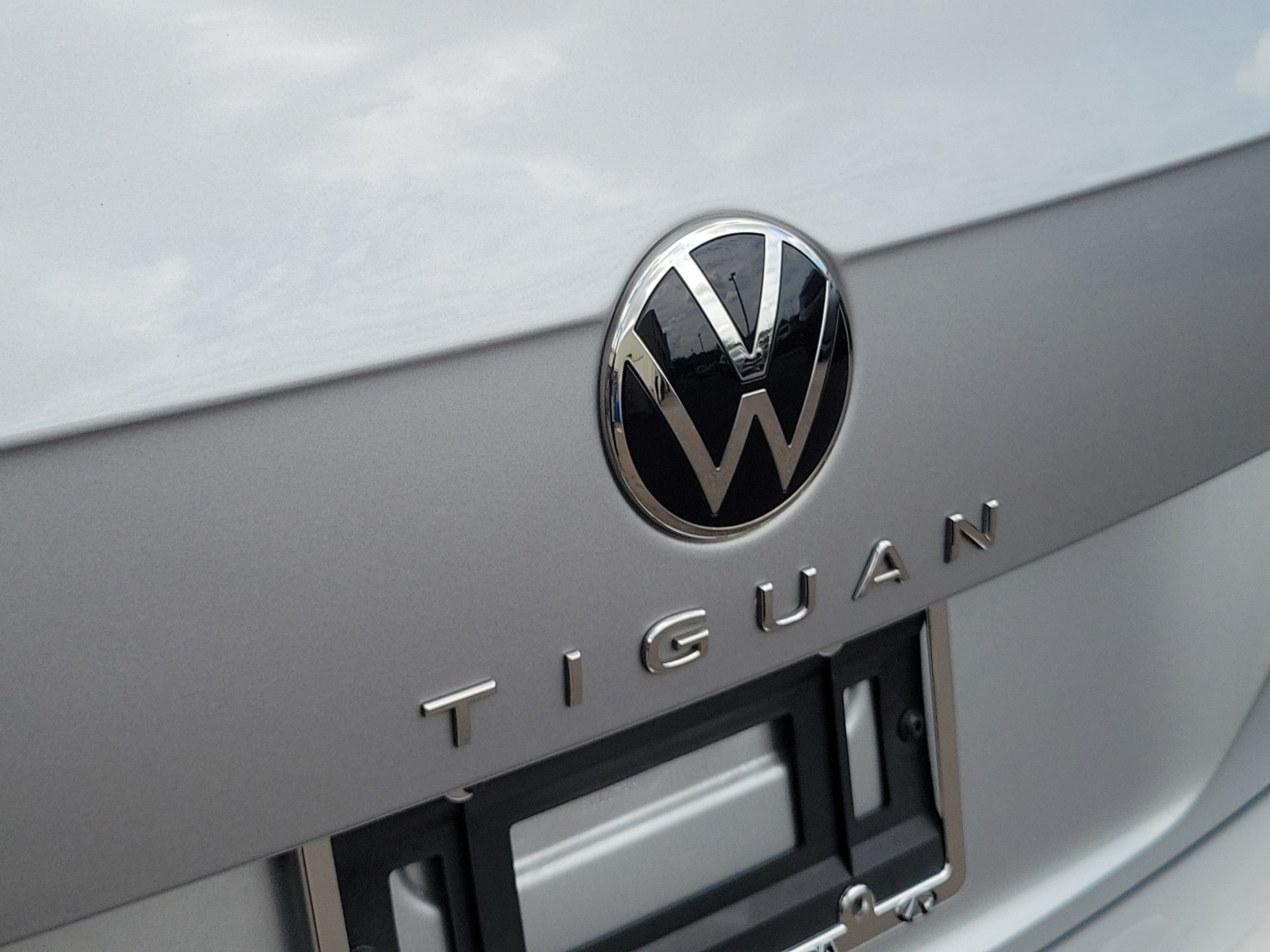 Used 2022 Volkswagen Tiguan SE R-Line FWD image 30