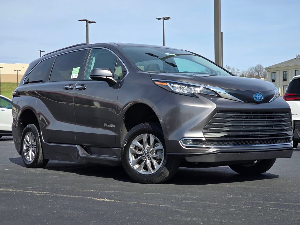 Used 2023 Toyota Sienna XLE w/ XLE Plus Package FWD image 1