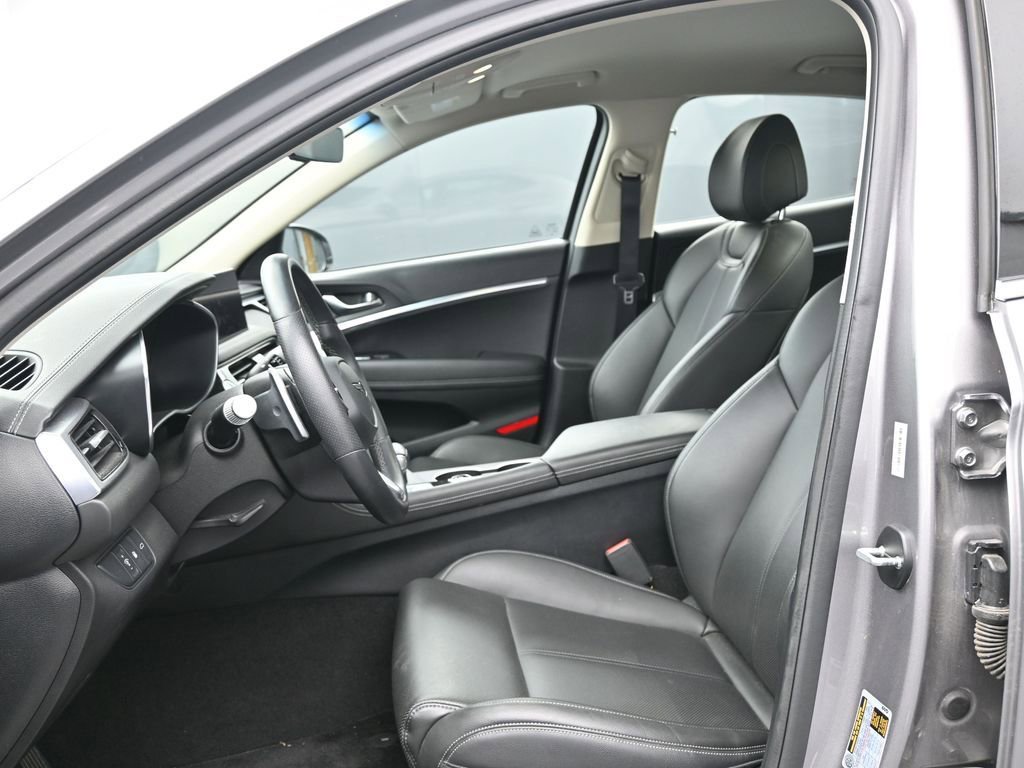 Used 2025 Genesis G70 2.5T image 17