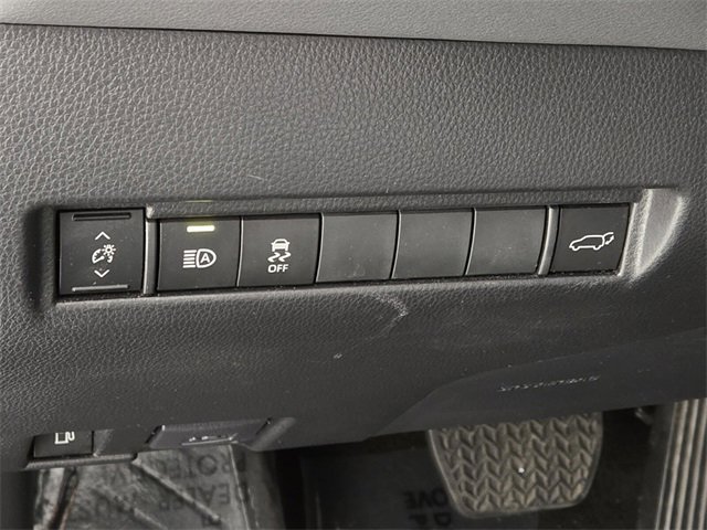 Used 2022 Toyota Venza LE image 25