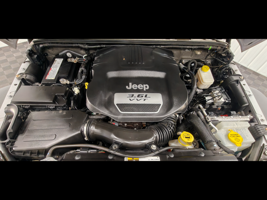 Used 2013 Jeep Wrangler Unlimited Rubicon w/ Dual Top Group AWD/4WD image 33