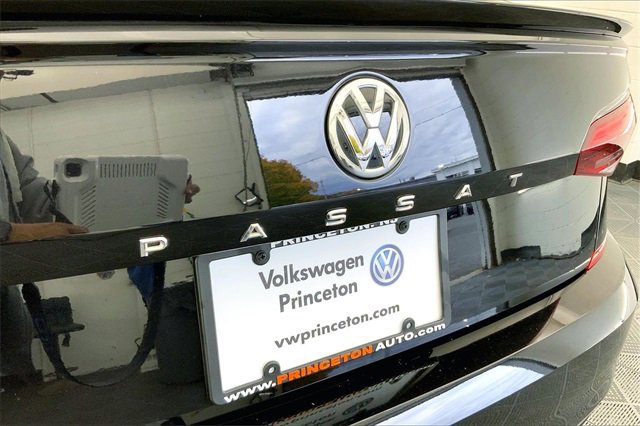 Used 2022 Volkswagen Passat 2.0T R-Line image 10
