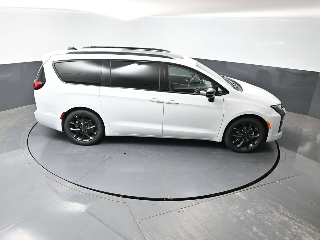 New 2027 Chrysler Pacifica Limited FWD image 34
