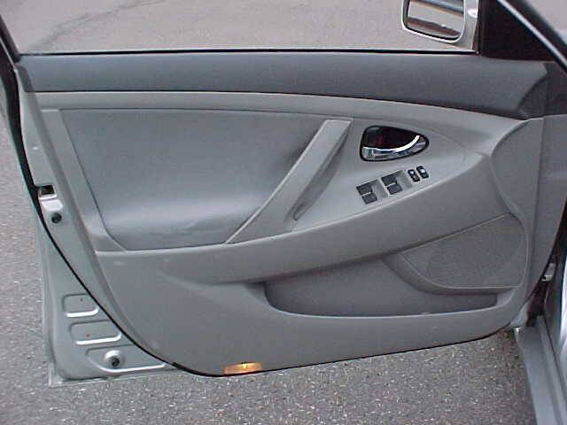 Used 2010 Toyota Camry LE image 17