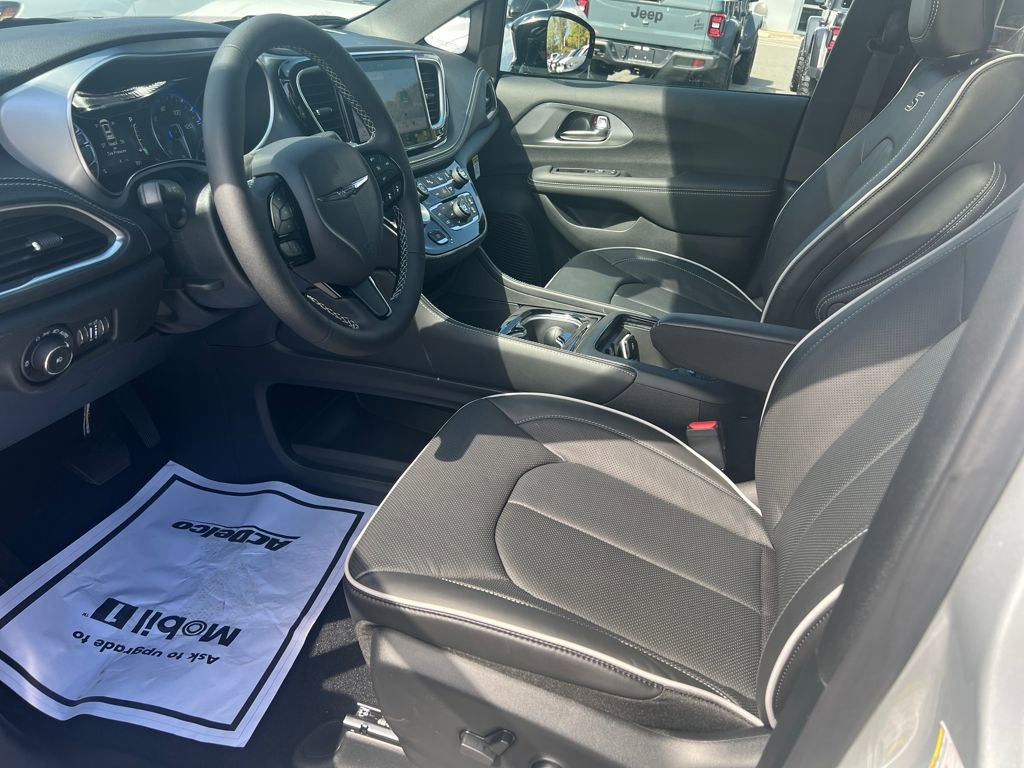 New 2026 Chrysler Pacifica Limited image 33