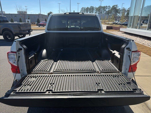 Used 2022 Nissan Titan SV image 5