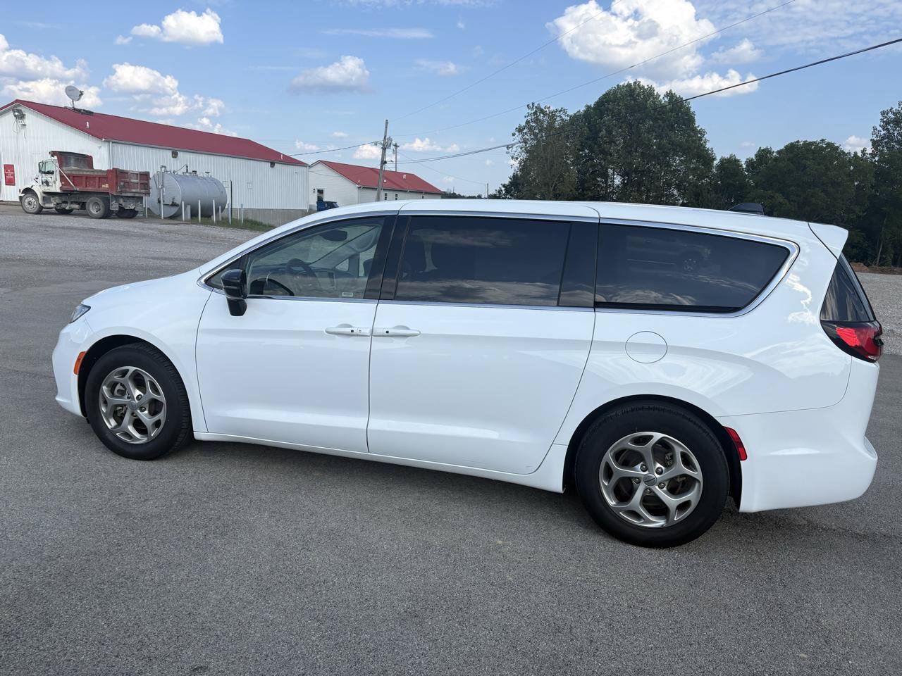 Used 2024 Chrysler Pacifica Limited FWD image 6