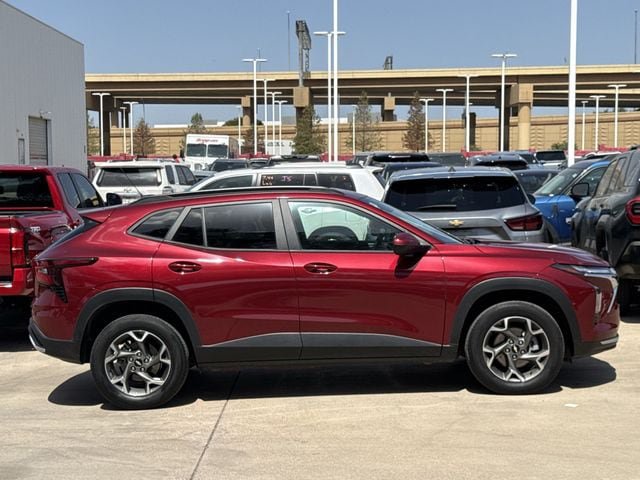 Used 2025 Chevrolet Trax LT FWD image 3