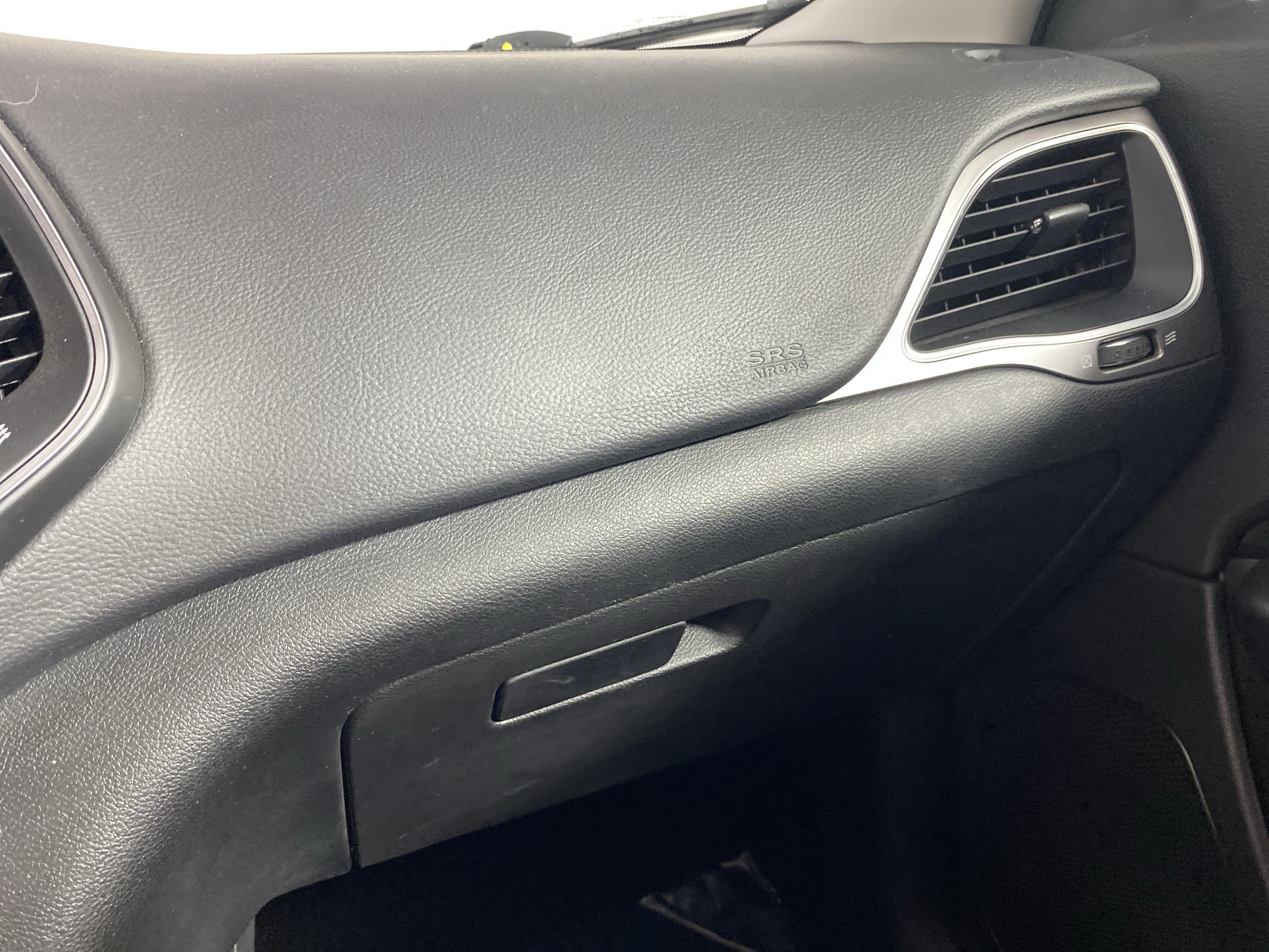 Used 2019 Jeep Cherokee Latitude w/ Popular Appearance Group AWD/4WD image 28