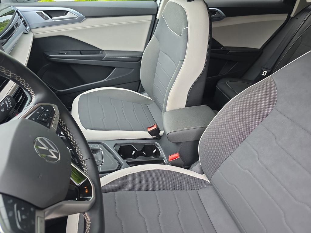 Used 2025 Volkswagen Taos SE FWD image 15