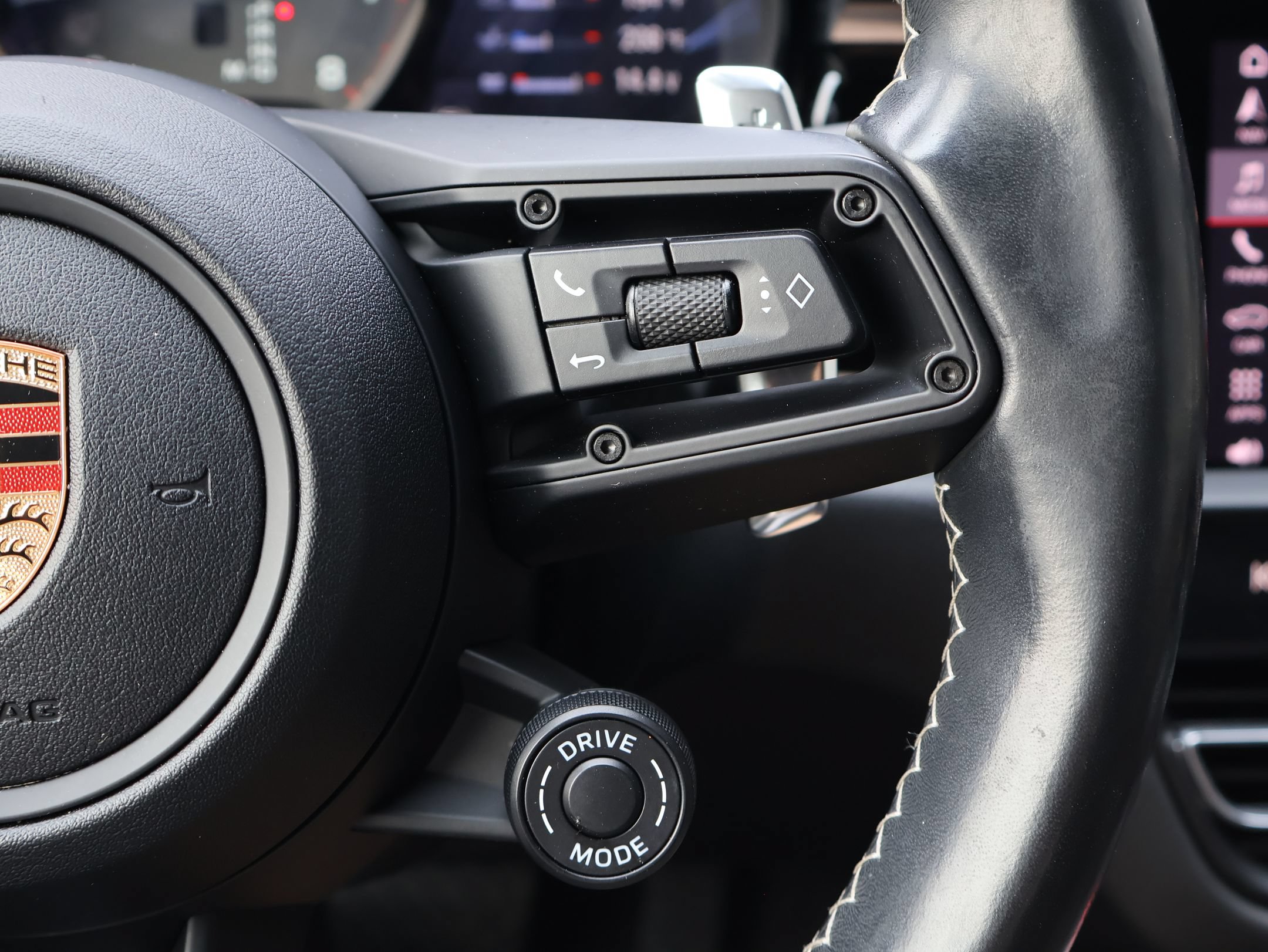 Certified 2023 Porsche Macan Turbo AWD/4WD image 19