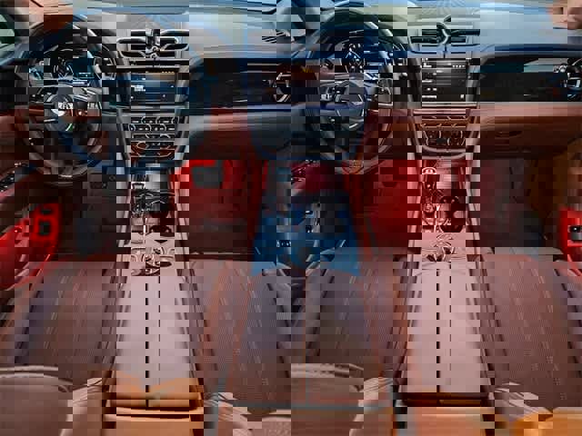 Used 2023 Bentley Bentayga Plug-In Hybrid image 16