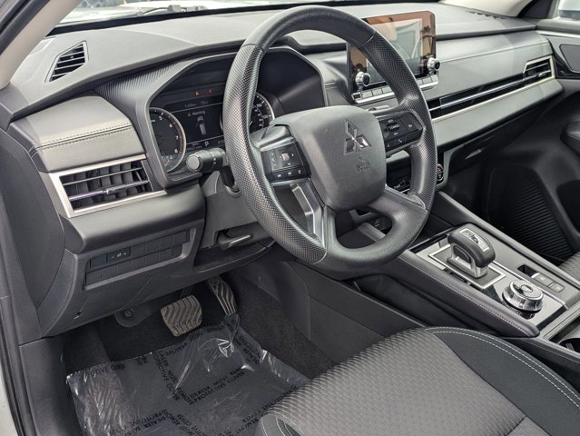 Used 2024 Mitsubishi Outlander ES image 10