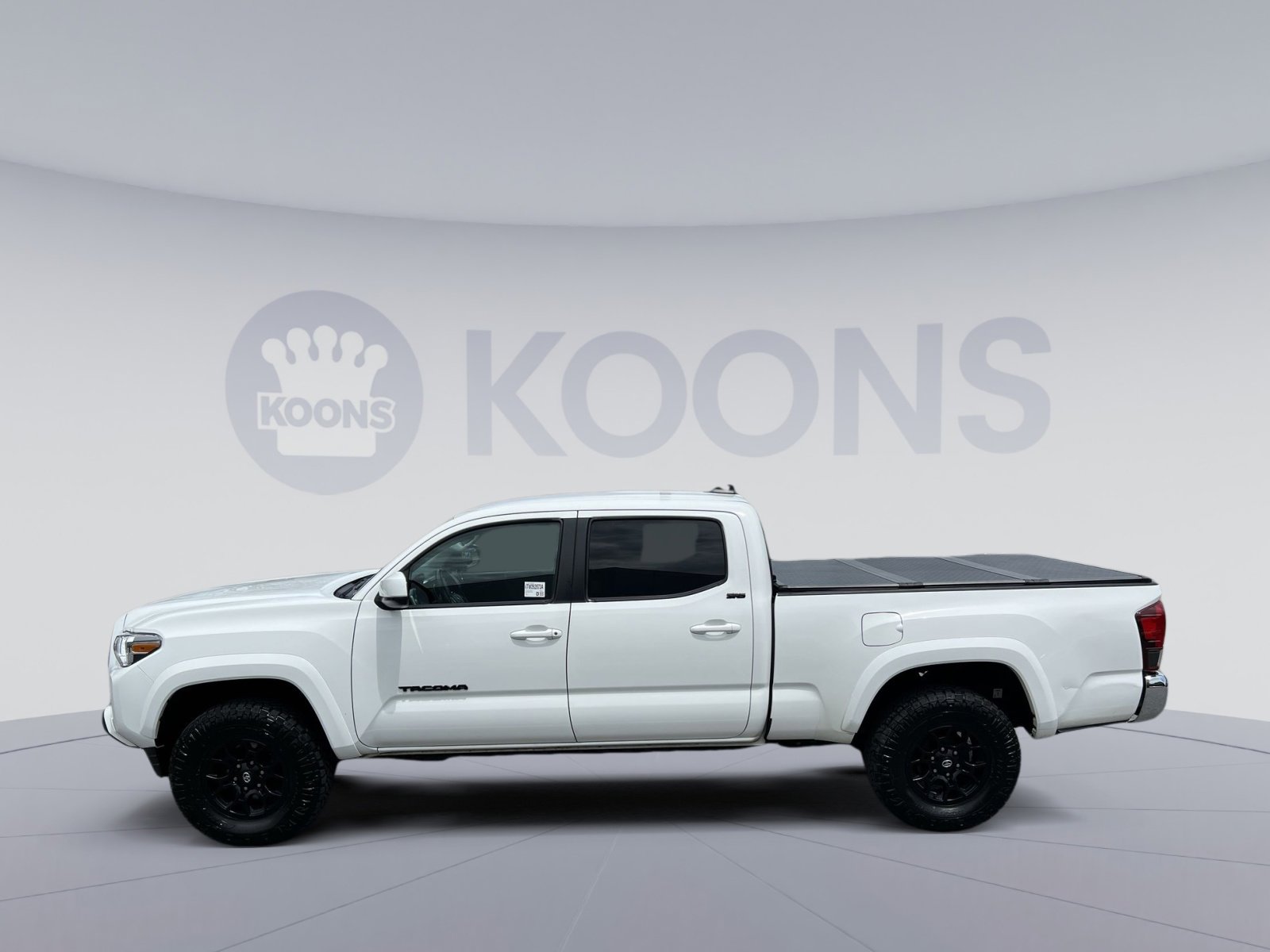 Used 2022 Toyota Tacoma SR5 AWD/4WD image 2