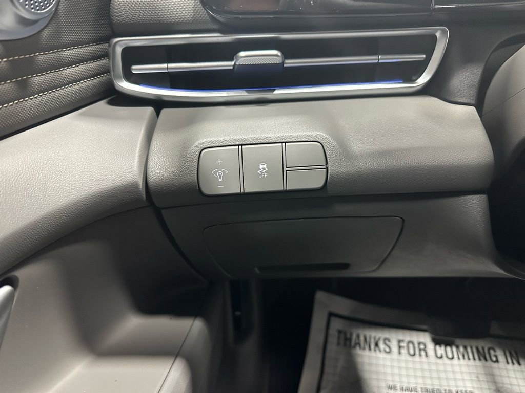 Used 2025 Hyundai Elantra SEL image 17