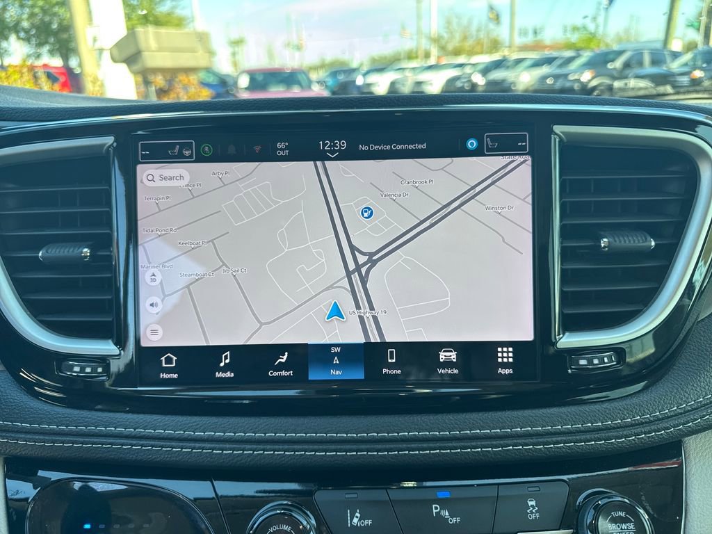 Used 2024 Chrysler Pacifica Select image 39